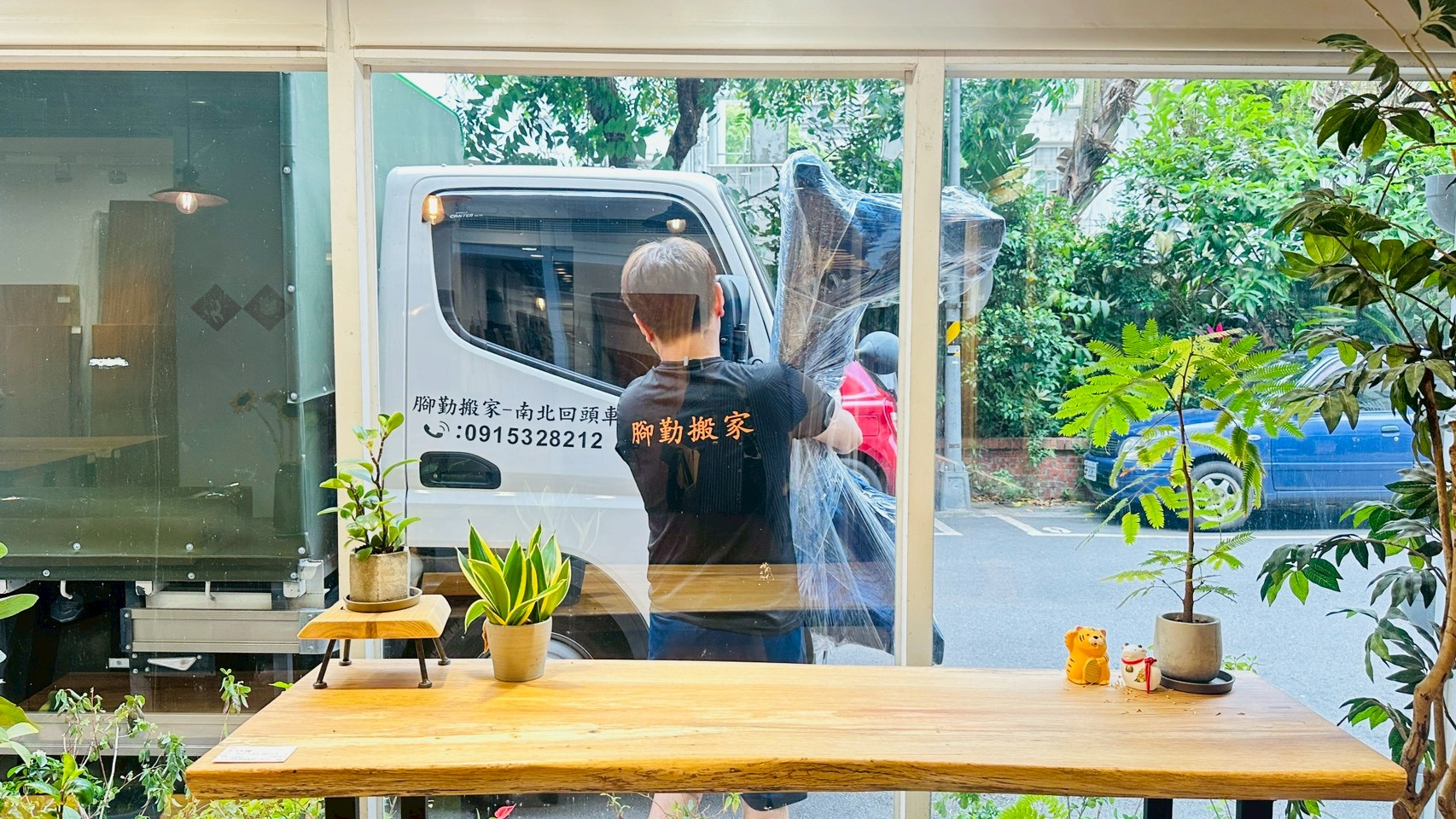黑色制服現場服務與車輛輔助畫面